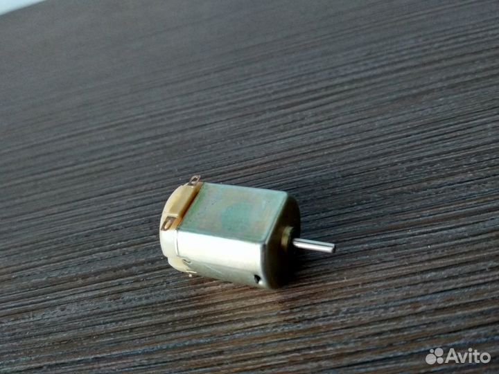 Моторчик с переключателем и с клемами для батареек