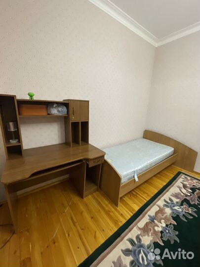 Кровать матрас и компьютерный стол