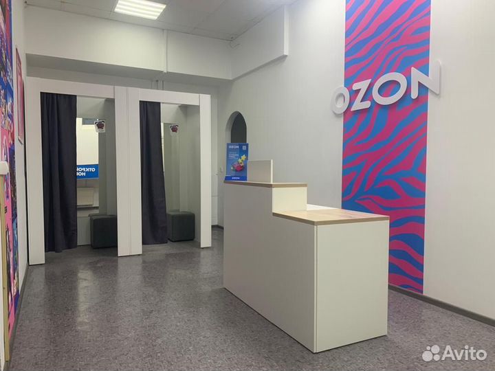 Сотрудник пункта выдачи Озон