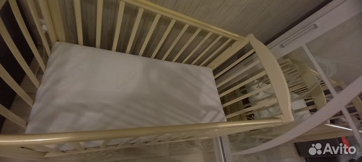 Детская кроватка с маятником