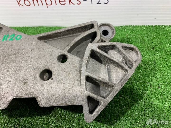 Кронштейн двигателя правый Audi A3 8P ccza 2009