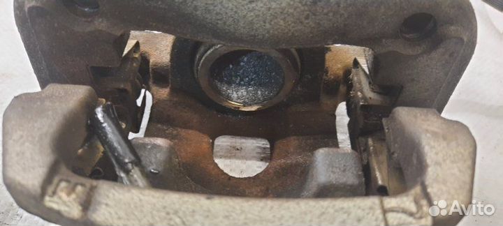 Суппорт тормозной задний левый Lexus Rx330 MCU33