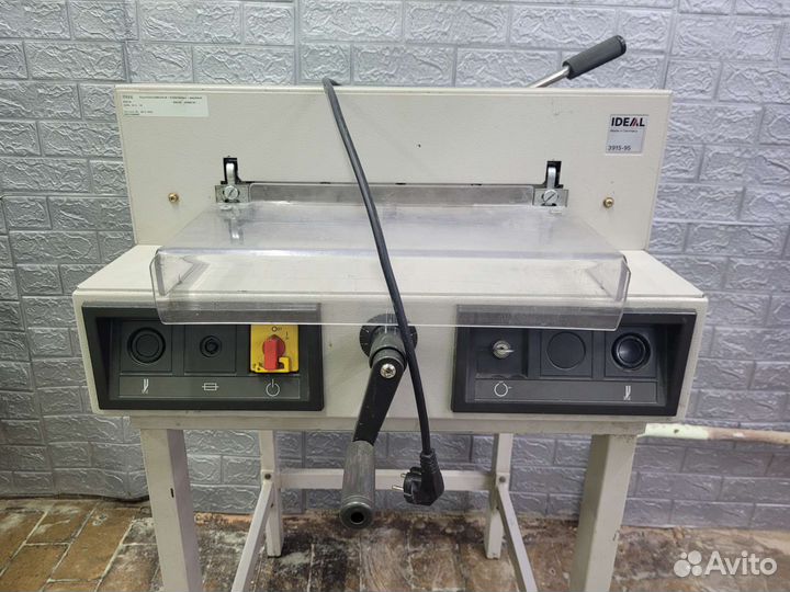 Гильотинный резак для бумаги