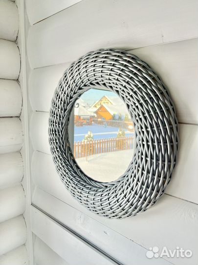 Зеркало настенное круглое в раме из ротанга