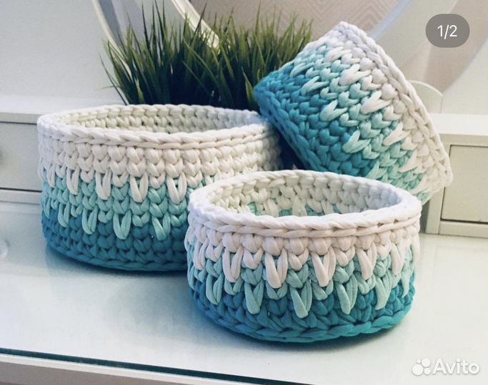 Корзина вязаная, декор
