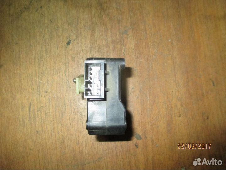 Моторчик заслонки отопителя Nissan Cefiro II (A32)