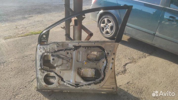 Дверь боковая передняя правая Toyota Avensis T250