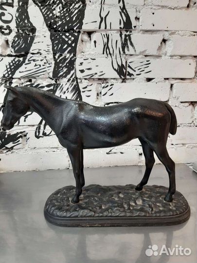 Конь чугун