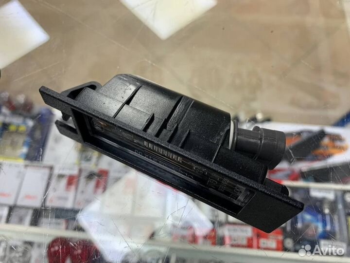 Плафон освещения номерного знака Opel Astra