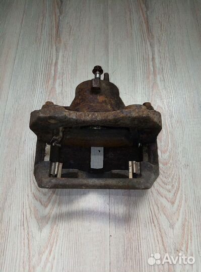 Суппорт тормозной перед Nissan primera P12 Лев