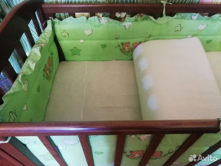 Детская кроватка с маятником и ящиком