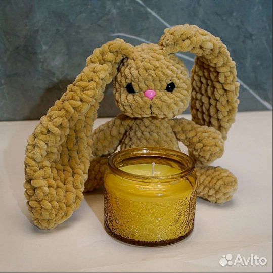 Плюшевый заяц вязаный