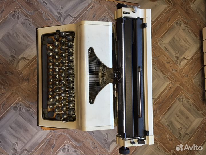 Продаётся портативная пишущая машинка