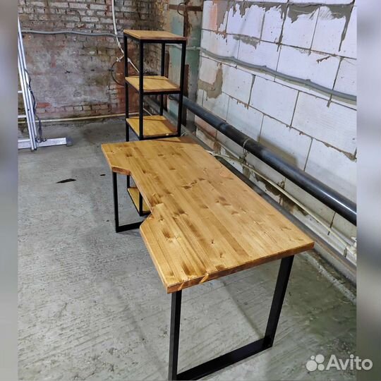 Компьютерный стол с полками в стиле лофт