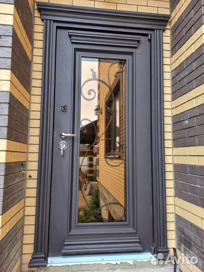 Дверь входная с ковкой