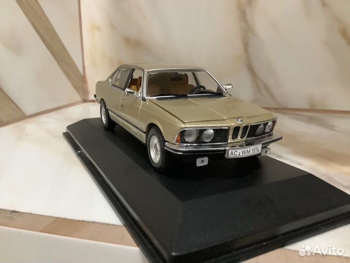BMW 733i E23 1977 1:43 Minichamps Gold