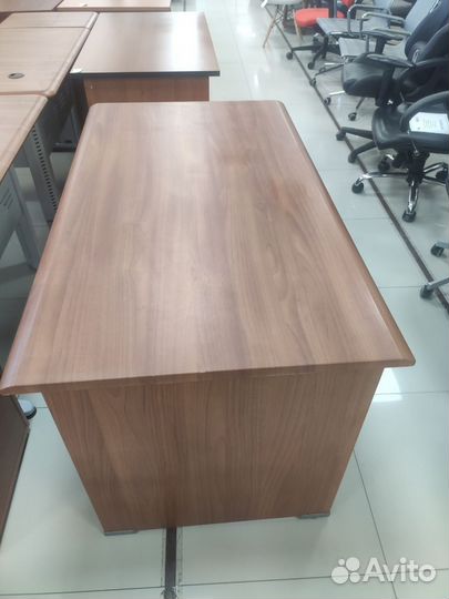 Письменный стол с выкатной тумбой