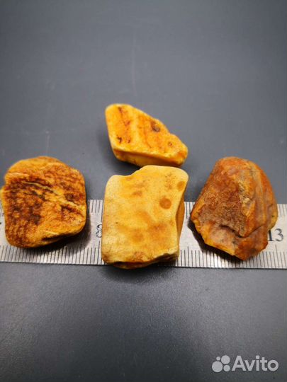 Четыре самородка янтаря желтого цвета