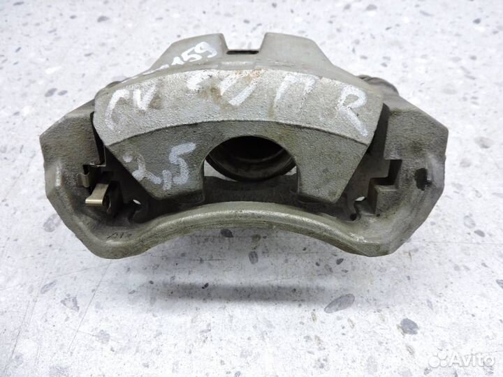 Суппорт передний правый Toyota Camry V50 2011-2017