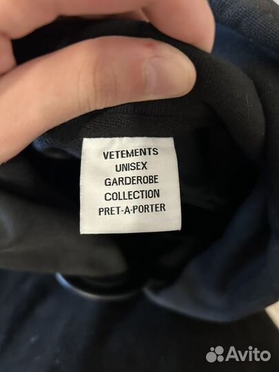 На руках vetements hardcore patch red