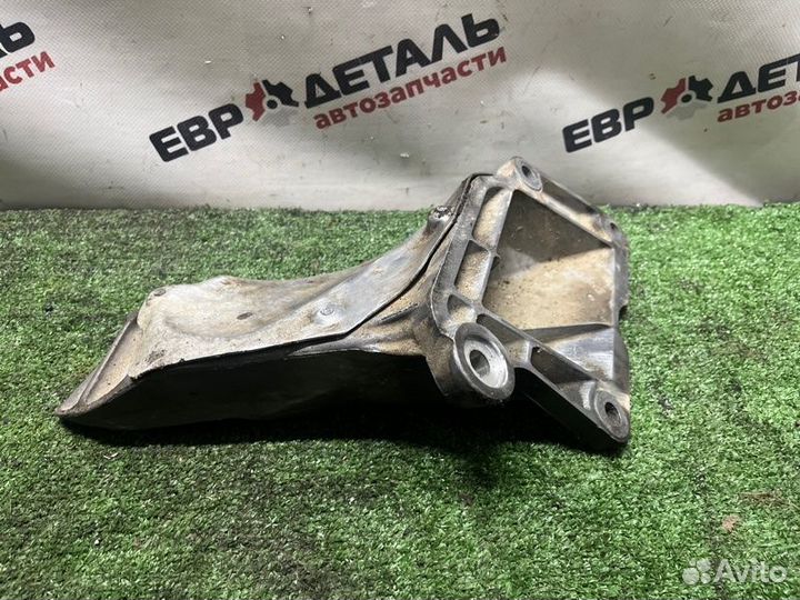 Кронштейн опоры двигателя правый Bmw 525Xi E60