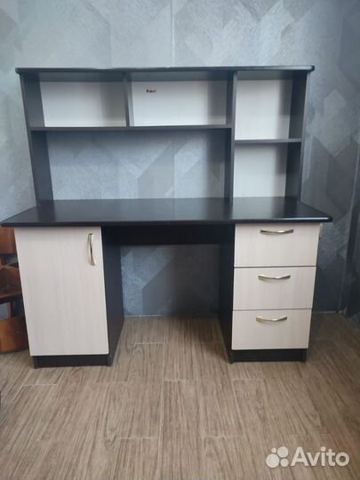 Письменный стол для школьника