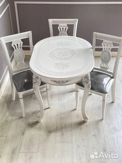 Стол и стулья