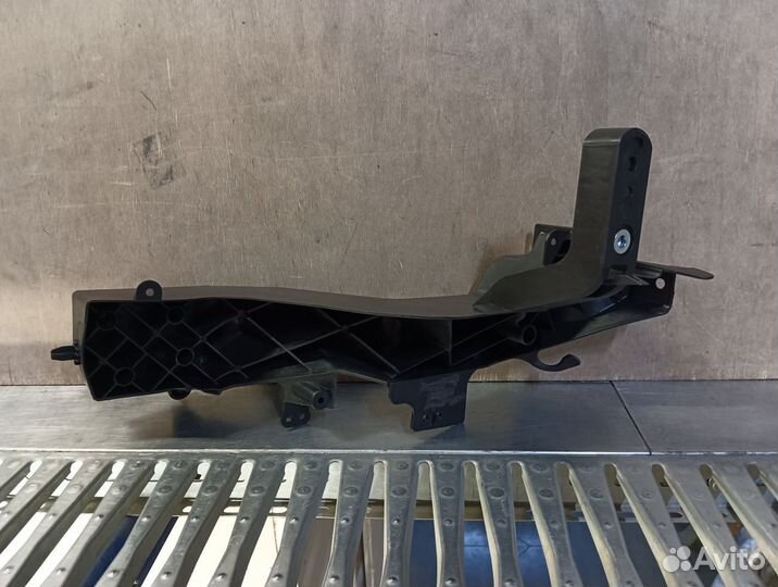 Кронштейн фары правой Jeep Grand Cherokee вк2 2010