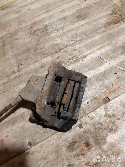 Суппорт левый Renault Logan