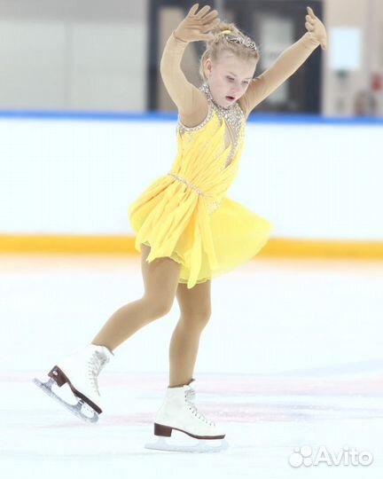 Желтое платье для выступлений по фигурному катанию