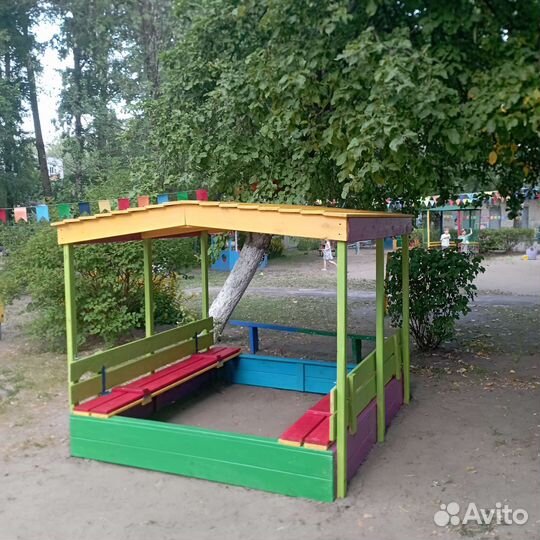 Песочница с крышей