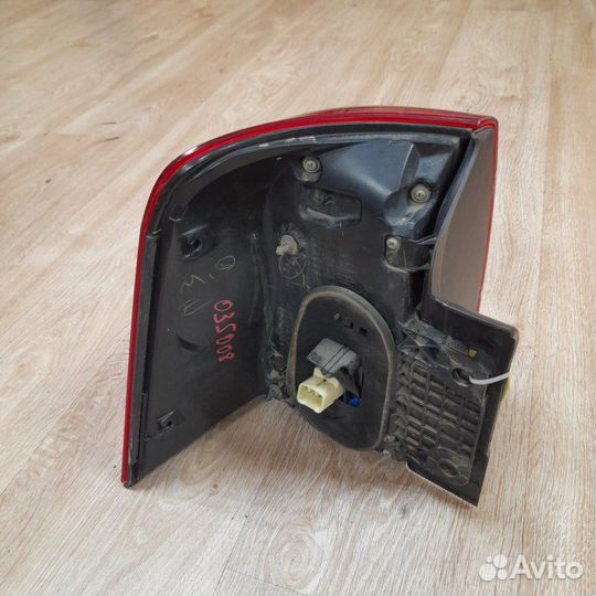 Фонарь задний правый Toyota Land Cruiser 200