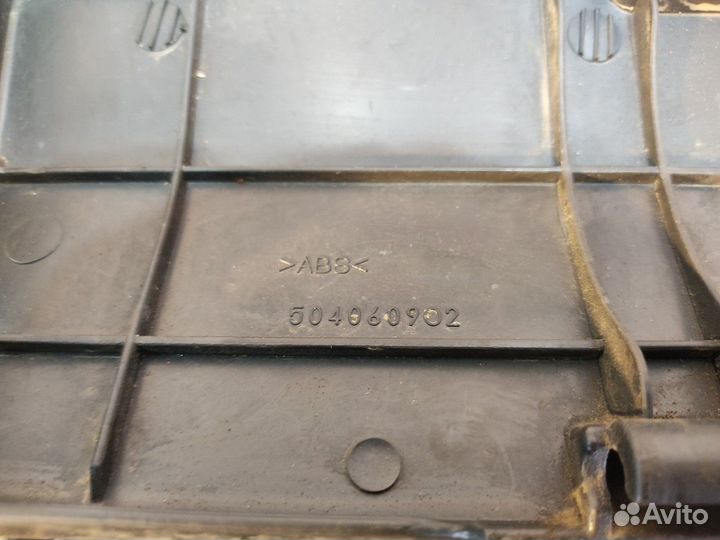 504060902 Крышка вещевого ящика