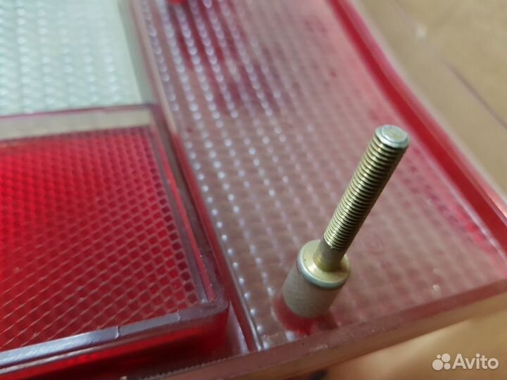 Стекло заднего левого фонаря 2105(раннее)