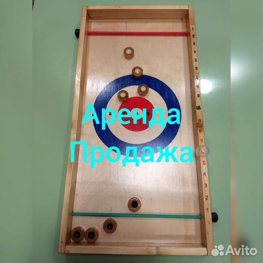 Игра кёрлинг на столе из дерева