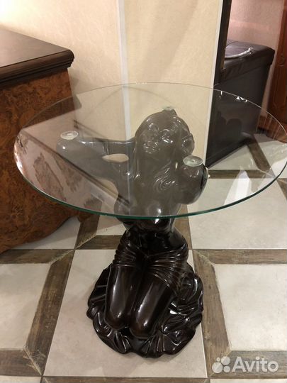 Подставка, столик со стеклом девушка