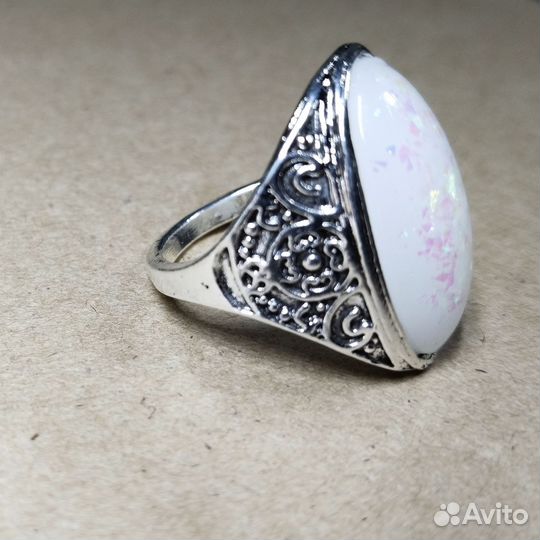 Перстень женский, перламутр. камень, сереб., р. 20
