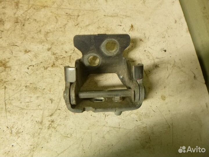 Петля двери задней левой нижняя peugeot 200 207 2006-2013