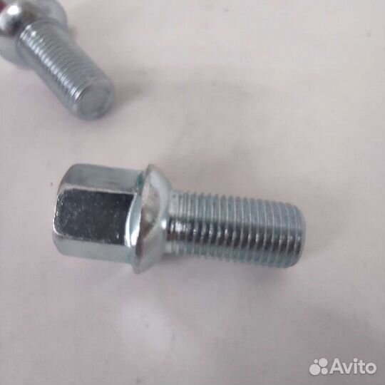 Болт крепления колеса VAG