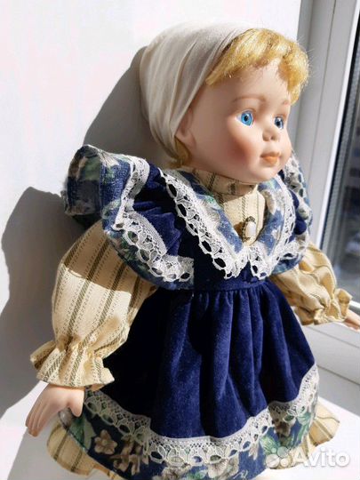 Кукла коллекционная фарфоровая