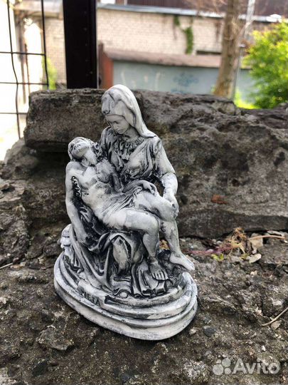 Скульптура Дева Мария с распятым Иисусом Христом