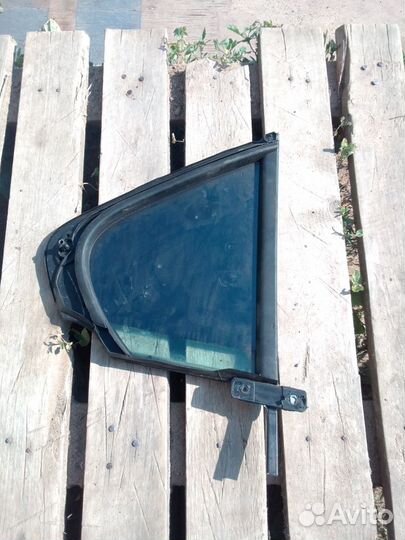 Форточка левой двери Volkswagen Jetta
