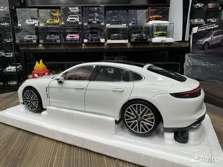 Minichamps Porsche Panamera (113061074) 1:18