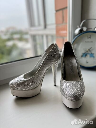 Туфли в стразах 40