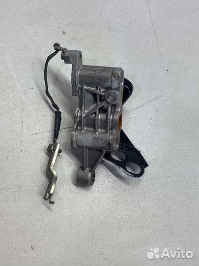 Крепление подушки двигателя переднее правое Toyota