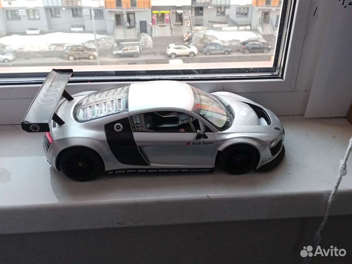 Машинка пластиковая