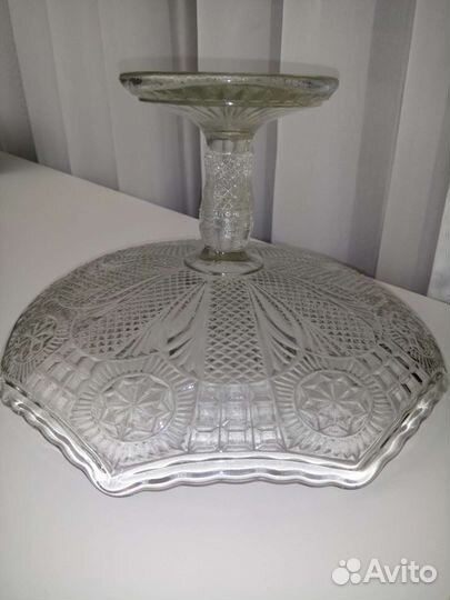 Старинная антикварная ваза на ножке. Фруктовница