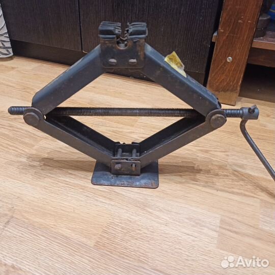 Домкрат винтовой (Россия)