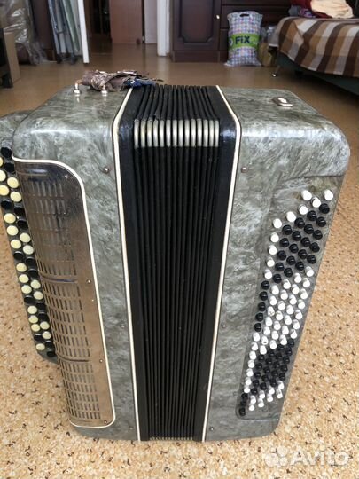 Продаю баян Мелодия с регистрами