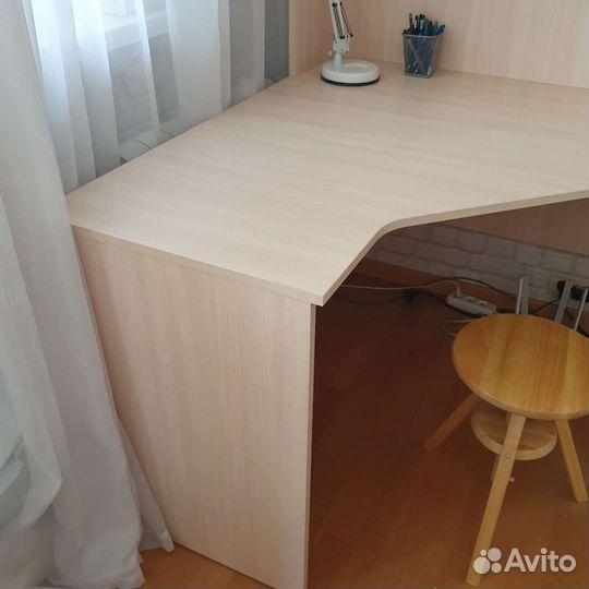 Угловой письменный стол с надстройкой